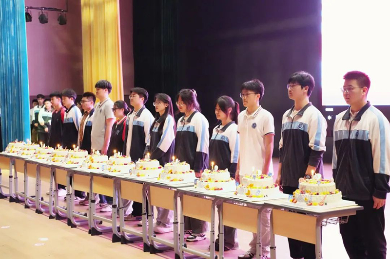 【高三級(jí)部】十八而至，為青春而戰(zhàn)——皖北協(xié)作區(qū)聯(lián)考表彰大會(huì)暨高三成人禮儀式