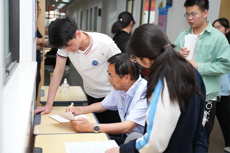 【高三級(jí)部】勠力同心拼高考，高三沖刺不孤單——全體高三教師“送餐”式服務(wù)學(xué)生高考