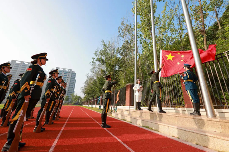 【德育活動】我與國旗合個影，定格最美中國紅——國慶德育實踐活動作業展