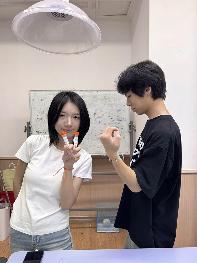 【科學遇見藝術】新華學子用DNA打造“基因手環(huán)”